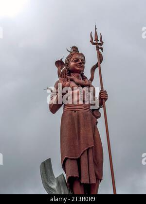 Vista della gigantesca statua del Signore Shiva a Grand Bassin, sito religioso di Ganga Talao a Mauritius Foto Stock