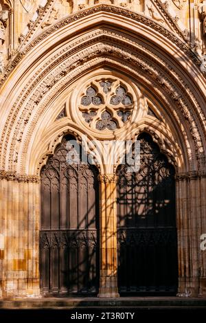 Dettaglio porta d'ingresso ovest. The Great West Window (1338–39), conosciuto come "il cuore dello Yorkshire". Cattedrale e Chiesa Metropolitica di San Pietro a York Foto Stock