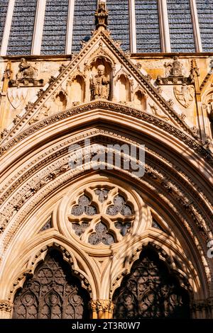 Dettagli architettonici del portale della facciata ovest. Cattedrale e Chiesa Metropolitica di San Pietro a York, comunemente nota come York Minster, è il CA Foto Stock