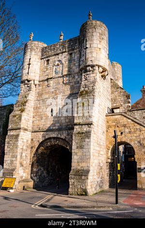 Bootham Bar, visto dall'esterno, uno dei quattro ingressi principali della fortezza romana. Bootham Bar è stato l'ultimo dei cancelli a perdere il suo barbacano, demo Foto Stock