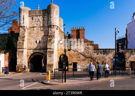 Bootham Bar, visto dall'esterno, uno dei quattro ingressi principali della fortezza romana. Bootham Bar è stato l'ultimo dei cancelli a perdere il suo barbacano, demo Foto Stock