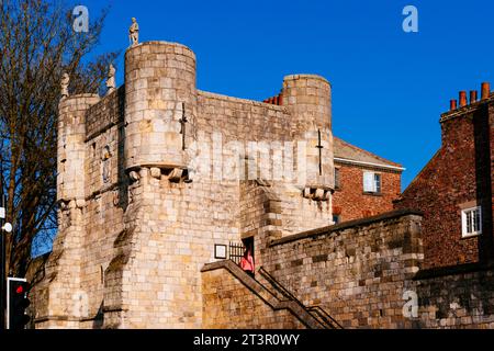 Dettaglio della parte superiore e costruzione difensiva. Bootham Bar, visto dall'esterno, uno dei quattro ingressi principali della fortezza romana. Bootham Bar Foto Stock