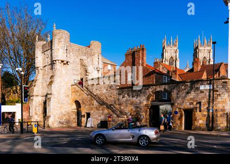 Bootham Bar, visto dall'esterno, uno dei quattro ingressi principali della fortezza romana. Bootham Bar è stato l'ultimo dei cancelli a perdere il suo barbacano, demo Foto Stock