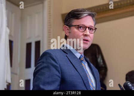 Il rappresentante degli Stati Uniti Mike Johnson repubblicano della Louisiana esce da un incontro con il primo ministro australiano Anthony Albanese nella capitale mercoledì 25 ottobre 2023, appena un giorno dopo essere stato eletto Presidente della camera. Copyright: XAnnabellexGordonx/xCNPx/MediaPunchx credito: Imago/Alamy Live News Foto Stock