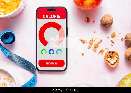 contare calorie e macronutrienti in un pasto utilizzando uno smartphone Foto Stock