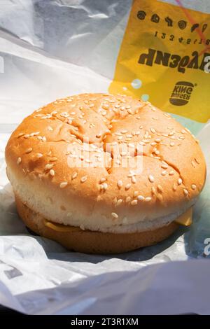 Minsk, Bielorussia - 20 aprile 2023: Cheeseburger in mano al Burger King primo piano Foto Stock