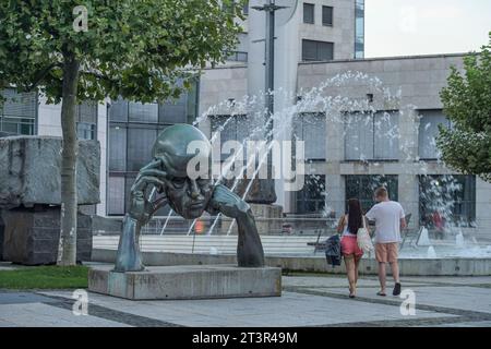 Bronze-Skulptur Denkpartner von Hans-Jörg Limbach, Börsenplatz, Stoccarda, Baden-Württemberg, Deutschland *** scultura in bronzo Denkpartner di Hans Jörg Limbach, Börsenplatz, Stoccarda, Baden Württemberg, Germania Credit: Imago/Alamy Live News Foto Stock