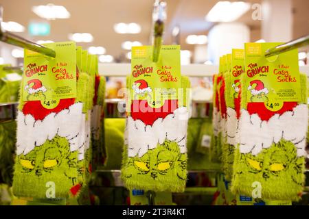 Articoli di abbigliamento per bambini Primark Grinch nel negozio Primark Torquay Foto Stock