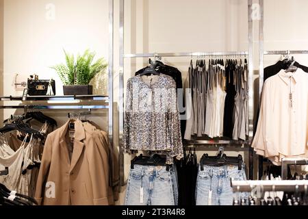 Negozio di moda River Island, sezione femminile, moda natalizia e stagionale Foto Stock