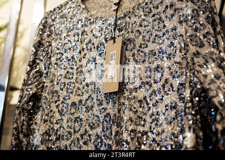 Negozio di moda River Island, sezione donna, moda natalizia e stagionale - top con stampa leopardata in paillettes Foto Stock