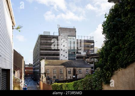Vista dell'edificio a più piani e degli uffici di prova su Lower Union Lane Torquay Foto Stock