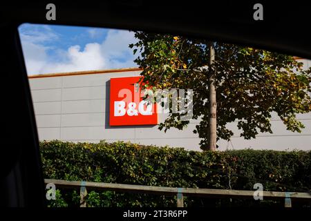 B&Q davanti al negozio e logo attraverso la finestra dell'auto a Torquay Foto Stock