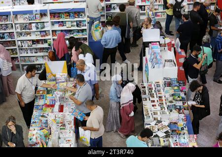 La 26a edizione del Salone Internazionale del Libro di Algeri (Sila), al Palazzo delle esposizioni di Algeri, il 26 ottobre 2023. La 26esima edizione del Salon riceverà 1.283 case editrici provenienti da 61 paesi, in una nuova edizione organizzata in onore dell'Africa. Sarà anche noto per presentare le ultime pubblicazioni letterarie, scientifiche e di altro tipo e un programma diversificato. Comprende attività intellettuali e culturali, tra cui conferenze e incontri, alla presenza di noti nomi letterari provenienti dall'Algeria, dall'Africa e dal mondo arabo (foto di Billel Bensalem /APP) (foto di APP/NurPhoto) Foto Stock