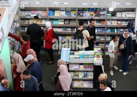 La 26a edizione del Salone Internazionale del Libro di Algeri (Sila), al Palazzo delle esposizioni di Algeri, il 26 ottobre 2023. La 26esima edizione del Salon riceverà 1.283 case editrici provenienti da 61 paesi, in una nuova edizione organizzata in onore dell'Africa. Sarà anche noto per presentare le ultime pubblicazioni letterarie, scientifiche e di altro tipo e un programma diversificato. Comprende attività intellettuali e culturali, tra cui conferenze e incontri, alla presenza di noti nomi letterari provenienti dall'Algeria, dall'Africa e dal mondo arabo (foto di Billel Bensalem /APP) (foto di APP/NurPhoto) Foto Stock