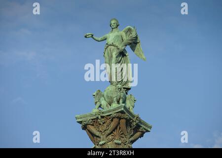 Göttin Concordia auf der Jubiläumssäule, Schloßplatz, Stoccarda, Baden-Württemberg, Deutschland *** Dea Concordia sulla colonna giubilare, Schloßplatz, Stoccarda, Baden Württemberg, Germania Credit: Imago/Alamy Live News Foto Stock