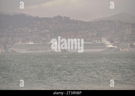 Vigo, Galizia, Spagna. Il 26 ottobre. 2023. La FUGA NORVEGESE e il Ventura sono rimasti ormeggiati nel porto di Vigo a causa della tempesta di vento che soffiava al largo della costa, che ha impedito loro di effettuare le manovre di partenza in sicurezza. Foto Stock