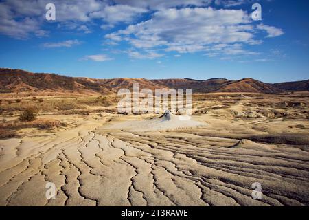 coni di vulcani di fango da cui scorrono fiumi di fango Foto Stock