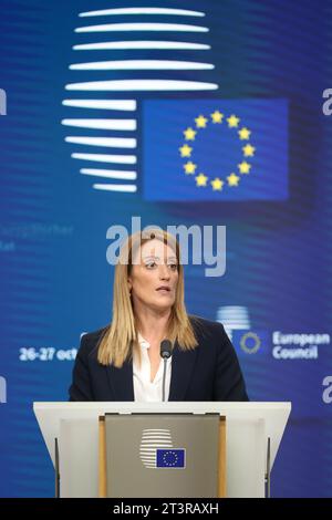 Bruxelles, Belgio. 26 ottobre 2023. Il Presidente del Parlamento europeo Roberta Metsola partecipa a una conferenza stampa durante il vertice dell'Unione europea a Bruxelles, in Belgio, il 26 ottobre 2023. I leader dell'Unione europea (UE) si riuniscono qui giovedì e venerdì in un previsto vertice del Consiglio europeo, incentrato sui conflitti tra Israele e Hamas e tra Ucraina e Russia. Crediti: Zhao Dingzhe/Xinhua/Alamy Live News Foto Stock