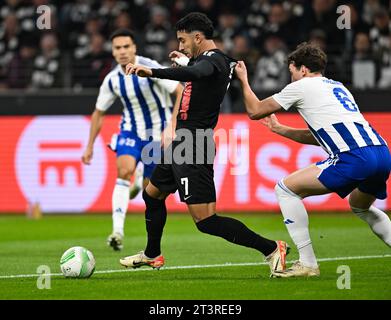 26 ottobre 2023, Assia, Francoforte sul meno: Calcio: UEFA Europa Conference League, Eintracht Frankfurt - HJK Helsinki, fase a gironi, gruppo G, Matchday 3, Deutsche Bank Park. Omar Marmoush di Francoforte (al centro) e Aapo Halme di Helsinki combattono per la palla. Foto: Arne Dedert/dpa Foto Stock