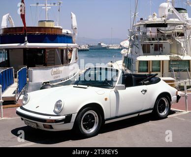 Auto d'epoca classica. Porsche 911 Carrera Cabriolet bianco convertibile sul banchina. Foto Stock