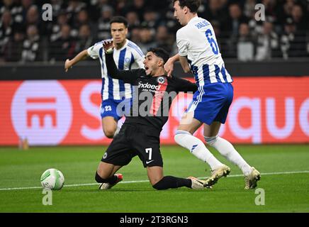 26 ottobre 2023, Assia, Francoforte sul meno: Calcio: UEFA Europa Conference League, Eintracht Frankfurt - HJK Helsinki, fase a gironi, gruppo G, Matchday 3, presso Deutsche Bank Park. Omar Marmoush di Francoforte (l) e Aapo Halme di Helsinki combattono per la palla. Foto: Arne Dedert/dpa Foto Stock