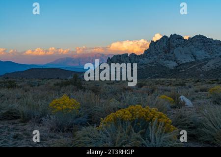 Nuvole colorate che si fanno strada sulla valle di Owens, viste dai piedi delle montagne della Sierra Nevada. Foto Stock
