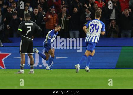 Brighton, Regno Unito. 26 ottobre 2023. Festeggiamenti per il gol di Joao Pedro (9 Brighton) durante la partita di calcio di UEFA Europa League tra Brighton e Ajax allo stadio Brighton e Hove Albion di Brighton, Inghilterra. (James Whitehead/SPP) credito: SPP Sport Press Photo. /Alamy Live News Foto Stock