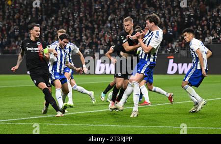 26 ottobre 2023, Assia, Francoforte sul meno: Calcio: UEFA Europa Conference League, Eintracht Frankfurt - HJK Helsinki, fase a gironi, gruppo G, Matchday 3, presso Deutsche Bank Park. Robin Koch (l) di Francoforte segna il gol per 2:0. Foto: Arne Dedert/dpa Foto Stock