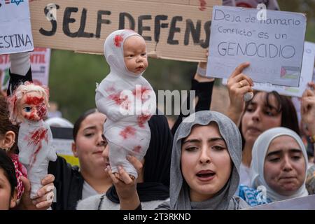 Barcellona, Spagna. 26 ottobre 2023. Durante la manifestazione si vedono bambole con bende e sangue che simulano bambini feriti con bombe in Palestina. Convocati dall'Unione studentesca, centinaia di giovani studenti hanno manifestato nel centro di Barcellona in solidarietà con il popolo palestinese. (Foto di Paco Freire/SOPA Images/Sipa USA) credito: SIPA USA/Alamy Live News Foto Stock