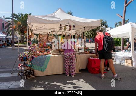 Una bancarella di mercato a Polignamo a Mare, Italy.selling gioielli e altri accessori. Foto Stock