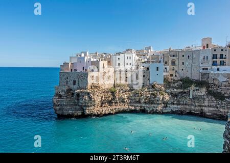 La città di Polignano a Mare, Italia, circondata dalle acque cristalline dell'Adriatico. Foto Stock