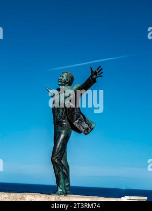 La statua di Domenico Modugno )1928-1994) . Progettato da Hermann Mejer. Domenico Modugno era un famoso cantante italiano di questa zona. Foto Stock