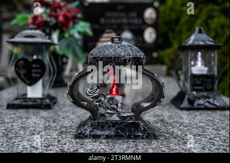 Tombe decorate al Cimitero cattolico. Foto Stock