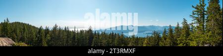 Splendida vista panoramica dell'oceano e delle isole dalla cima del monte Gardner, Bowen Island, British Columbia, Canada. MT. Gardner è il po più alto Foto Stock