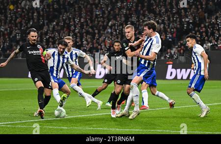 26 ottobre 2023, Assia, Francoforte sul meno: Calcio: UEFA Europa Conference League, Eintracht Frankfurt - HJK Helsinki, fase a gironi, gruppo G, Matchday 3, presso Deutsche Bank Park. Robin Koch (l) di Francoforte segna il gol per 2:0. Foto: Arne Dedert/dpa Foto Stock