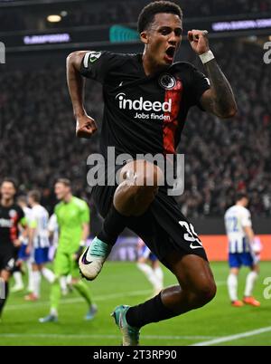 26 ottobre 2023, Assia, Francoforte sul meno: Calcio: UEFA Europa Conference League, Eintracht Frankfurt - HJK Helsinki, fase a gironi, gruppo G, Matchday 3, Deutsche Bank Park. Il Tuta di Francoforte festeggia dopo il suo gol per 4:0. Foto: Arne Dedert/dpa Foto Stock