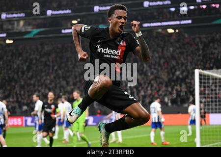 26 ottobre 2023, Assia, Francoforte sul meno: Calcio: UEFA Europa Conference League, Eintracht Frankfurt - HJK Helsinki, fase a gironi, gruppo G, Matchday 3, Deutsche Bank Park. Il Tuta di Francoforte festeggia dopo il suo gol per 4:0. Foto: Arne Dedert/dpa Foto Stock