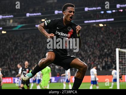 26 ottobre 2023, Assia, Francoforte sul meno: Calcio: UEFA Europa Conference League, Eintracht Frankfurt - HJK Helsinki, fase a gironi, gruppo G, Matchday 3, Deutsche Bank Park. Il Tuta di Francoforte festeggia dopo il suo gol per 4:0. Foto: Arne Dedert/dpa Foto Stock