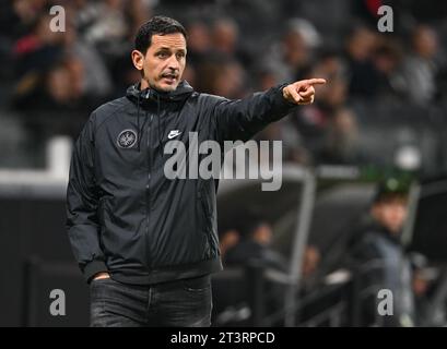 26 ottobre 2023, Assia, Francoforte sul meno: Calcio: UEFA Europa Conference League, Eintracht Frankfurt - HJK Helsinki, fase a gironi, gruppo G, Matchday 3, Deutsche Bank Park. L'allenatore di Francoforte Dino Toppmöller è in azione a bordo campo. Foto: Arne Dedert/dpa Foto Stock