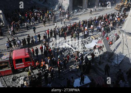 Gaza. 26 ottobre 2023. Le persone ispezionano i danni dopo gli attacchi aerei israeliani nella città meridionale di Rafah, nella Striscia di Gaza, il 26 ottobre 2023. Il bilancio delle vittime dei palestinesi a causa degli scioperi militari israeliani nella Striscia di Gaza è salito a 7.028, ha detto giovedì il Ministero della salute gestito da Hamas. Crediti: Khaled Omar/Xinhua/Alamy Live News Foto Stock