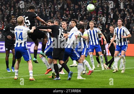 26 ottobre 2023, Assia, Francoforte sul meno: Calcio: UEFA Europa Conference League, Eintracht Frankfurt - HJK Helsinki, fase a gironi, gruppo G, Matchday 3, Deutsche Bank Park. Il Tuta di Francoforte (3° da sinistra) segna il gol per 4:0. Foto: Arne Dedert/dpa Foto Stock