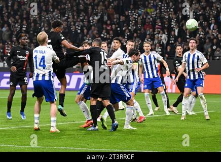 26 ottobre 2023, Assia, Francoforte sul meno: Calcio: UEFA Europa Conference League, Eintracht Frankfurt - HJK Helsinki, fase a gironi, gruppo G, Matchday 3, Deutsche Bank Park. Il Tuta di Francoforte (3° da sinistra) segna il gol per 4:0. Foto: Arne Dedert/dpa Foto Stock