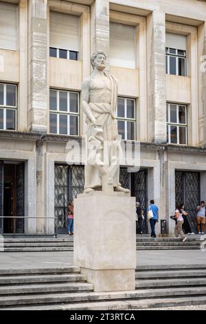 Statua neoclassica sul lato degli edifici modernisti dell'Università di Coimbra, Portogallo, il 13 ottobre 2023 Foto Stock