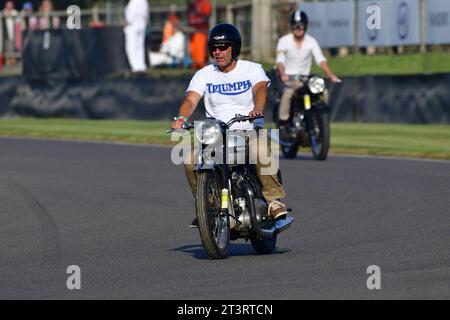 1953 Triumph Tiger 100, Track Parade - Motorcycle Celebration, circa 200 moto presenti nei giri della parata mattutina, inclusi outfit sidecar e moto Foto Stock