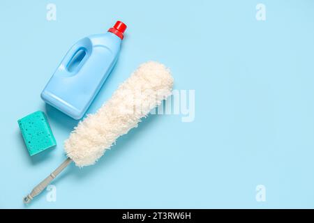 Pulizia dei materiali di consumo su sfondo blu Foto Stock