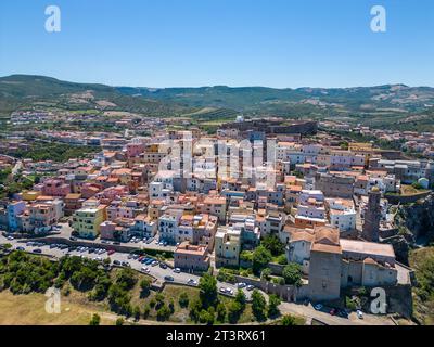 Case italiane colorate nella famosa destinazione turistica Castelsardo, Sardegna, Italia Foto Stock