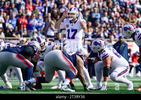 Foxborough, Massachusetts, USA. 22 ottobre 2023. ; Il quarterback dei Buffalo Bills Josh Allen (17) segnala nel primo tempo contro i New England Patriots a Foxborough, Massachusetts. Eric Canha/Cal Sport Media/Alamy Live News Foto Stock