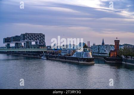 Kranhäuser, Schokoladenmuseum und Malakoffturm in der Abenddämmerung, Köln, Nordrhein-Westfalen, Deutschland | Schokoladenmuseum - Chocolate museu Foto Stock