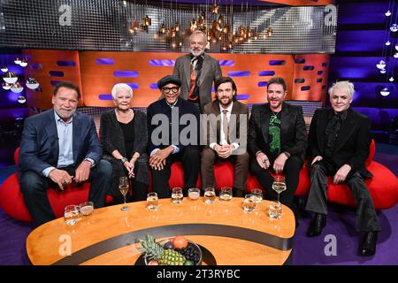 SOLO EDITORIALE (da sinistra a destra) Arnold Schwarzenegger, Dame Judi Dench, Jay Blades, Jack Whitehall, Simon le Bon e Nick Rhodes con Graham Norton (al centro) durante le riprese del Graham Norton Show al BBC Studioworks 6 Television Centre, Wood Lane, Londra, da trasmettere su BBC One venerdì sera. Data immagine: Giovedì 26 ottobre 2023. Credito fotografico: Matt Crossick/PA Wire Foto Stock