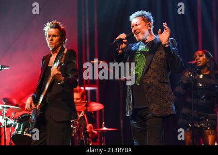 L'EDITORIALE USA SOLO John Taylor (a sinistra) e Simon le Bon dei Duran Duran che si esibiscono durante le riprese del Graham Norton Show al BBC Studioworks 6 Television Centre, Wood Lane, Londra, per essere trasmesso su BBC One il venerdì sera. Data immagine: Giovedì 26 ottobre 2023. Credito fotografico: Matt Crossick/PA Wire Foto Stock